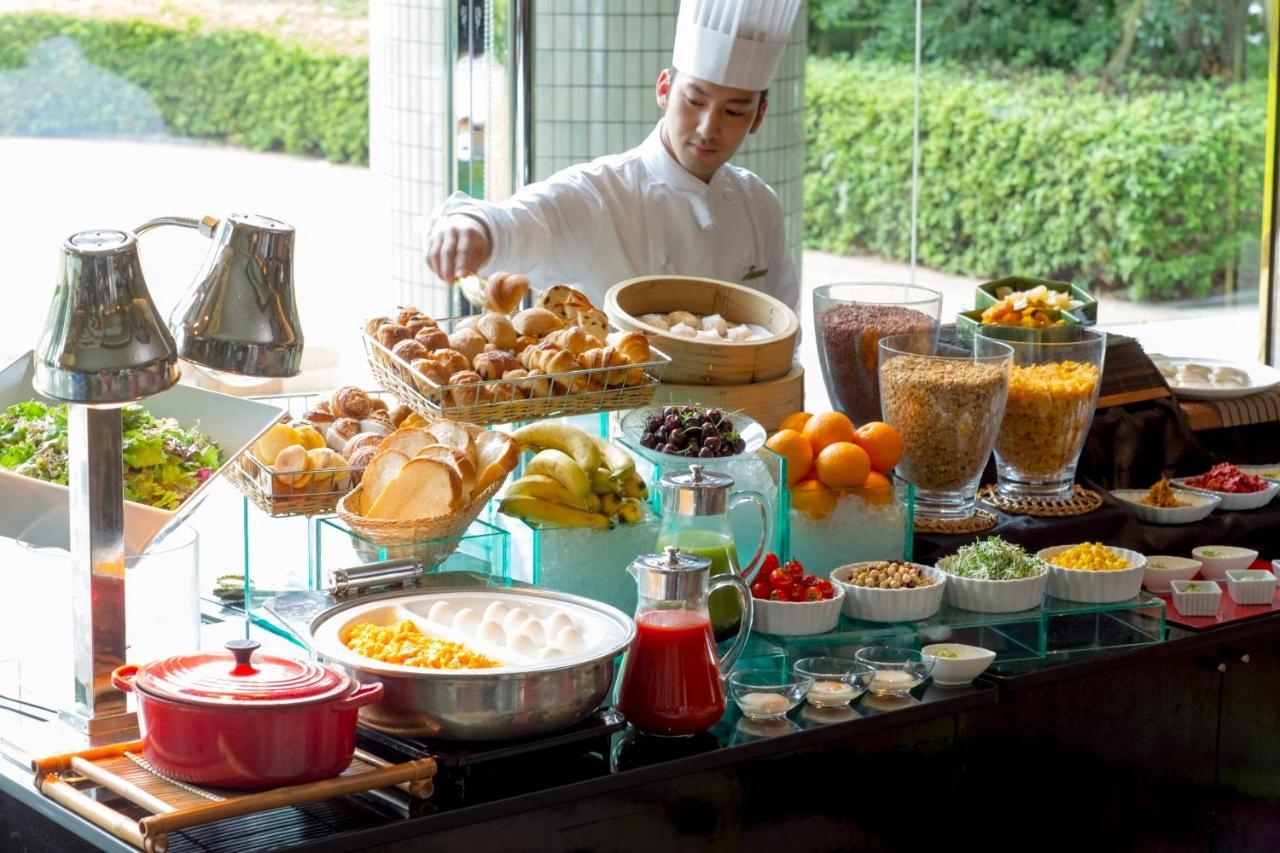 Hotel New Otani Осака Экстерьер фото A breakfast buffet at a hotel