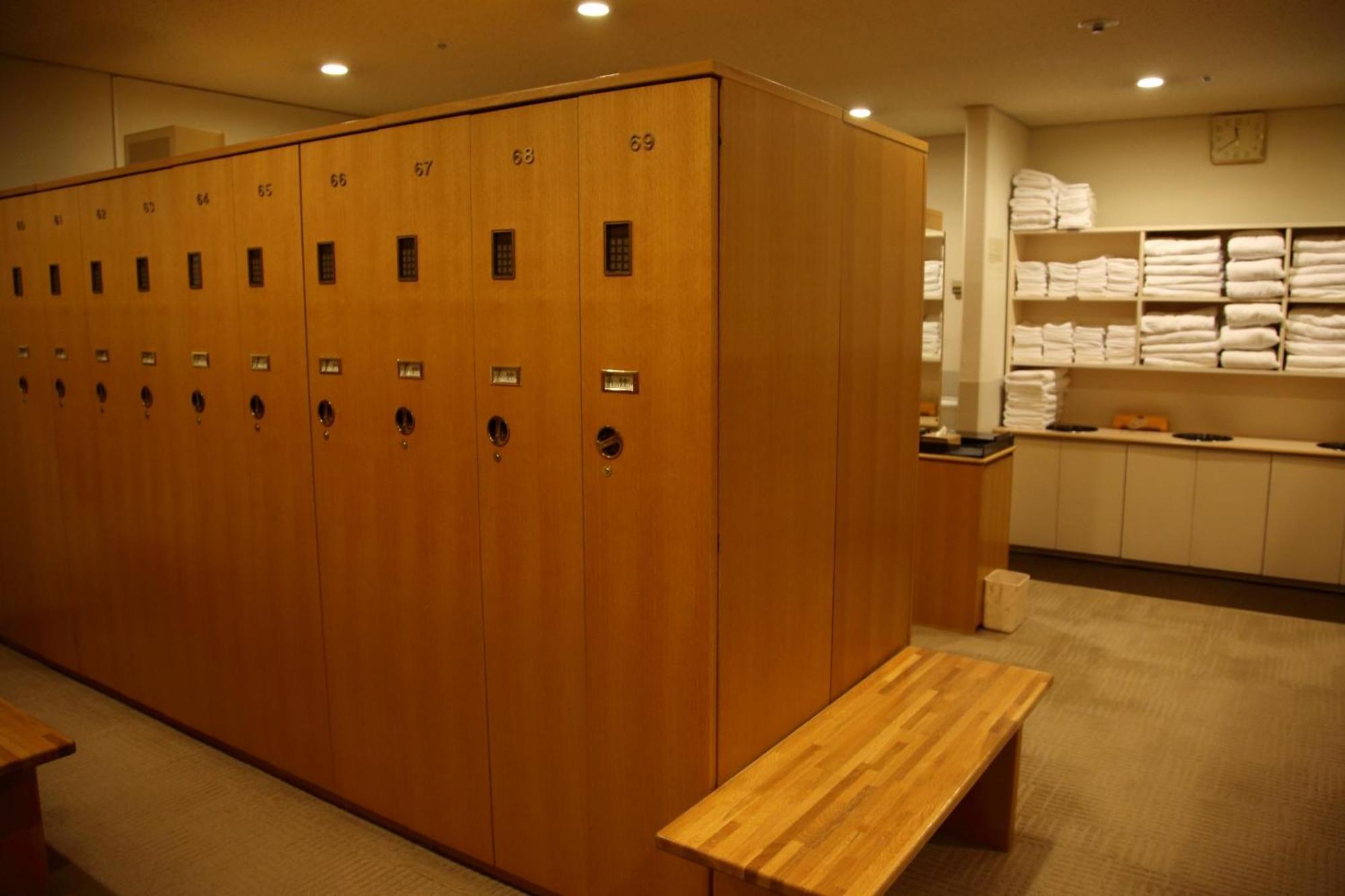 Hotel New Otani Осака Экстерьер фото A locker room at a spa