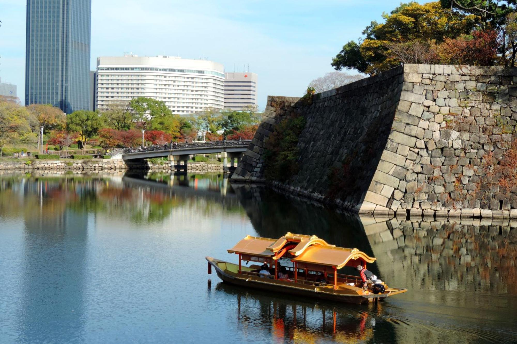 Hotel New Otani Осака Экстерьер фото A traditional pleasure boat on the moat of Osaka Castle