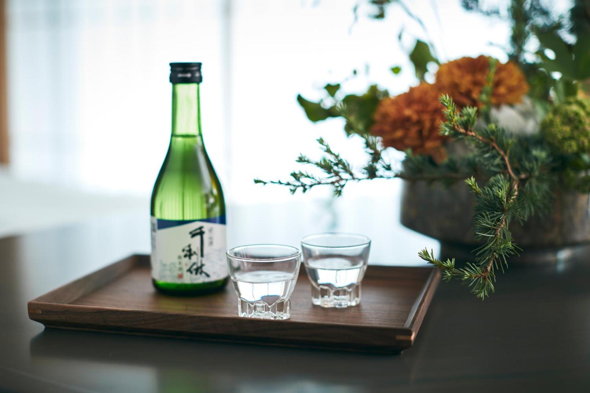 Hotel New Otani Осака Экстерьер фото A bottle of soju
