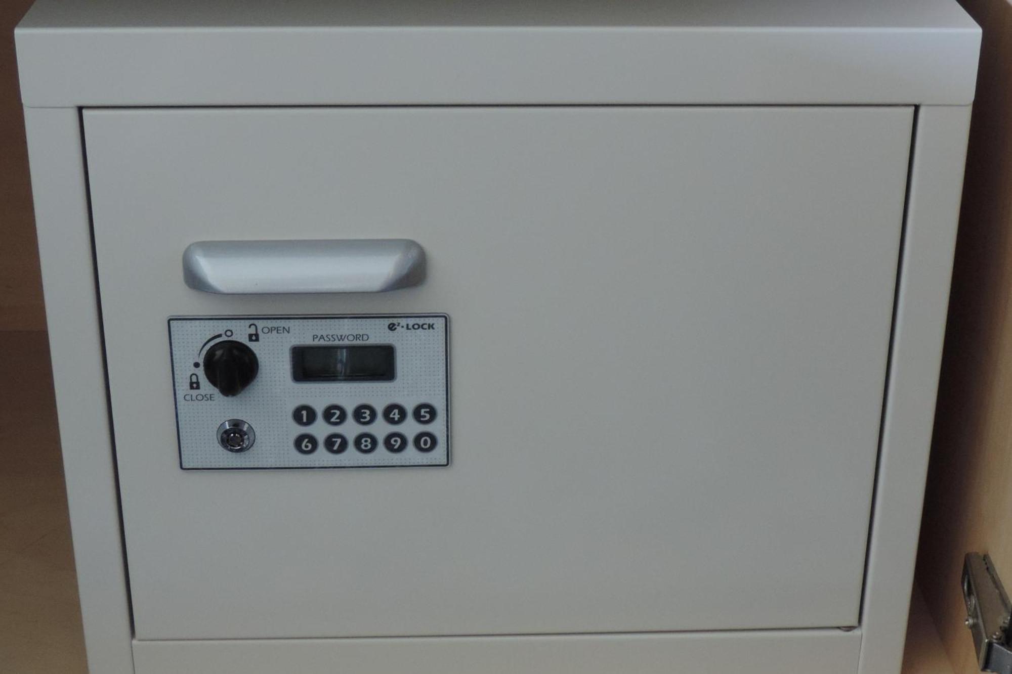Hotel New Otani Осака Экстерьер фото A safe