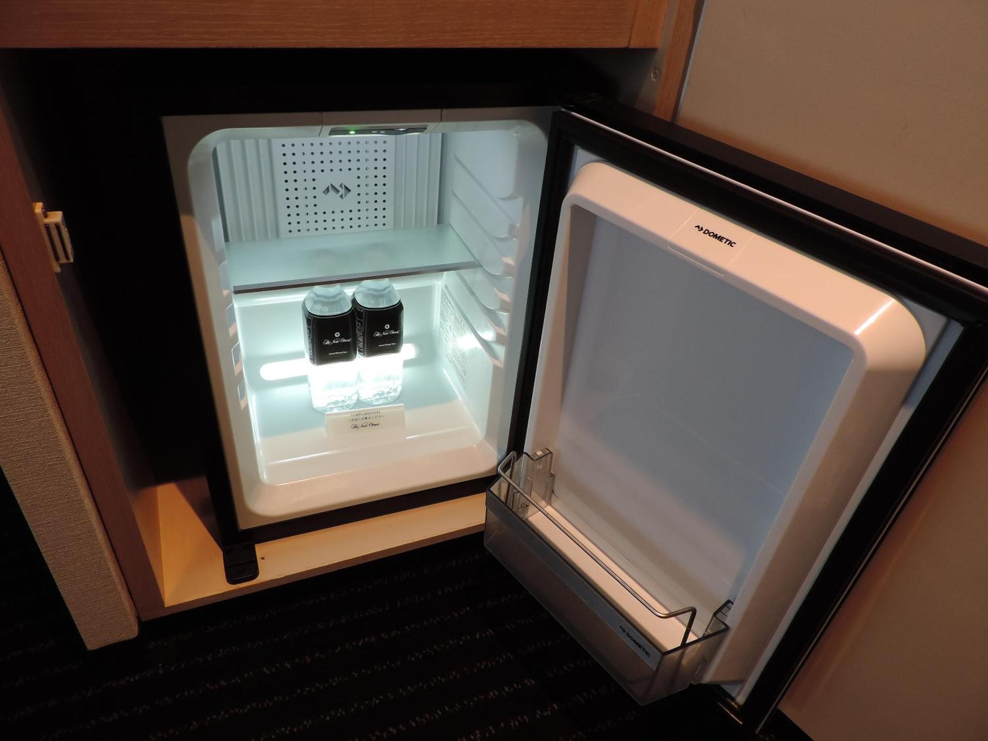 Hotel New Otani Осака Экстерьер фото A mini-refrigerator in a hotel room